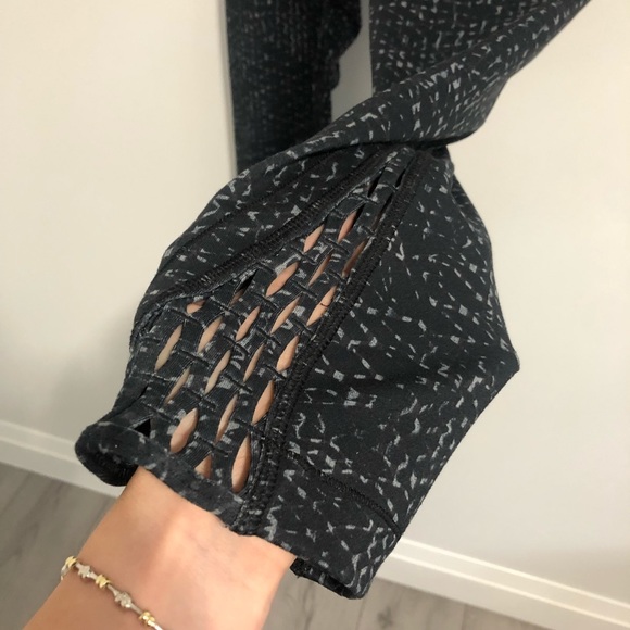 Cute keyhole detail Lululemon Crops - Picture 9 of 13